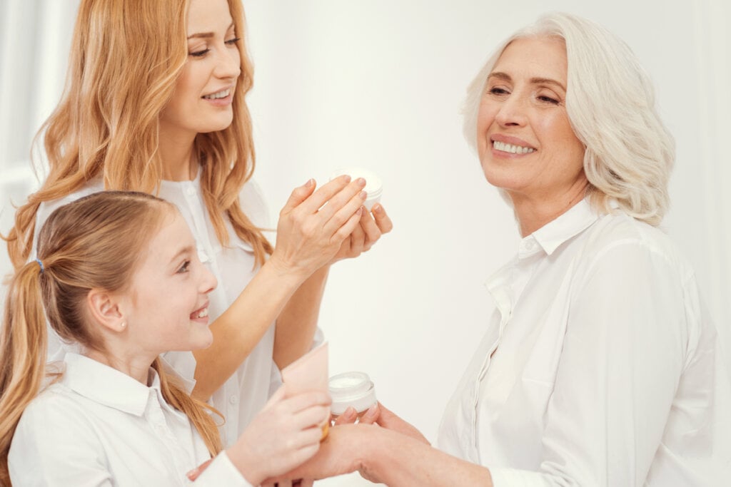 Mulheres de 3 gerações cuidando da pele