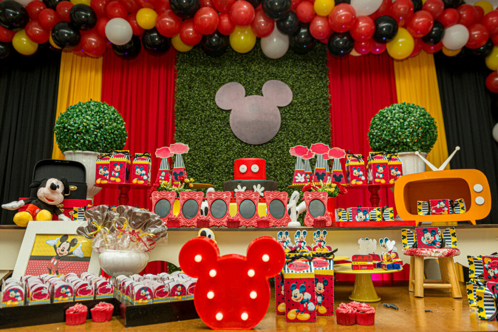 Mesa de festa de aniversário com decoração do Mickey Mouse