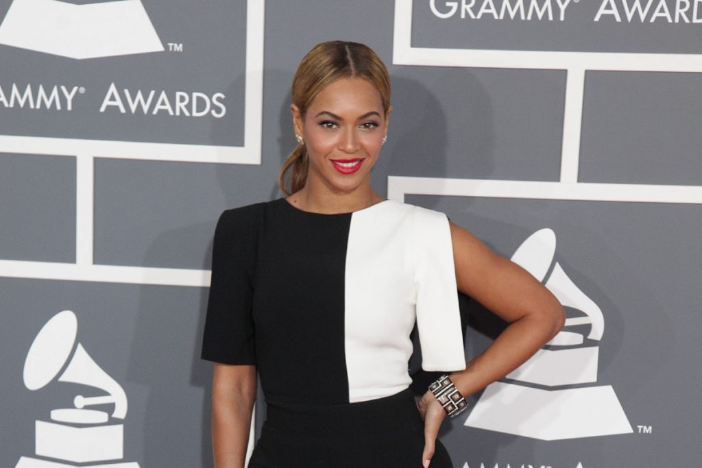 Cantora Beyoncé posando para foto