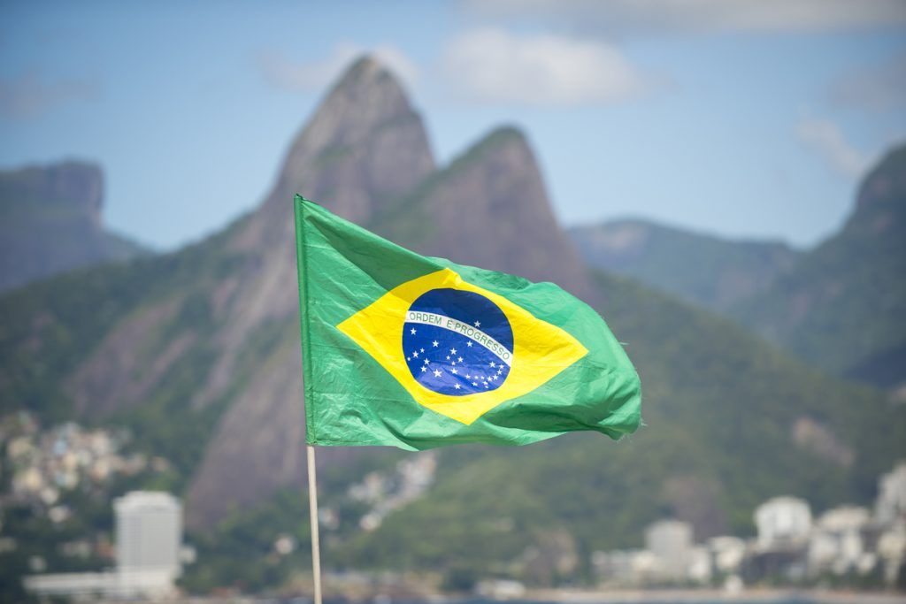 Bandeira do Brasil em frente ao Pão de Açúcar no Rio de Janeiro