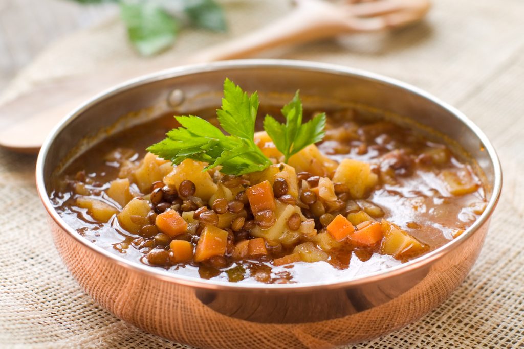 Sopa de lentilha marrom em tigela com vegetais