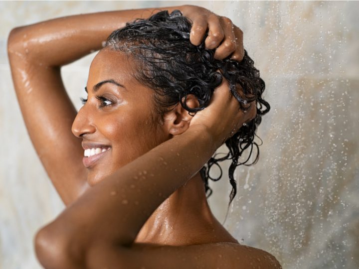 Técnicas de lavagem para cabelos cacheados