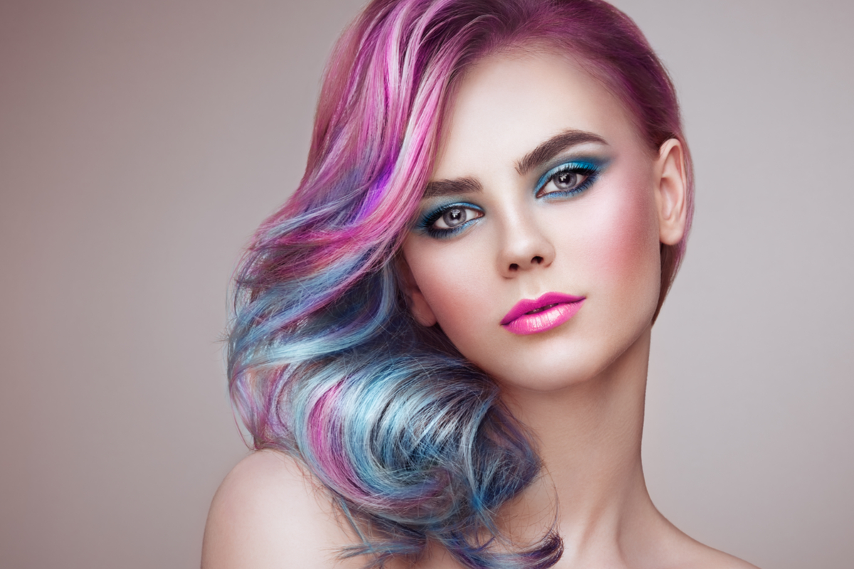 Conheça o estilo rainbow hair e veja como manter os cabelos coloridos saudáveis