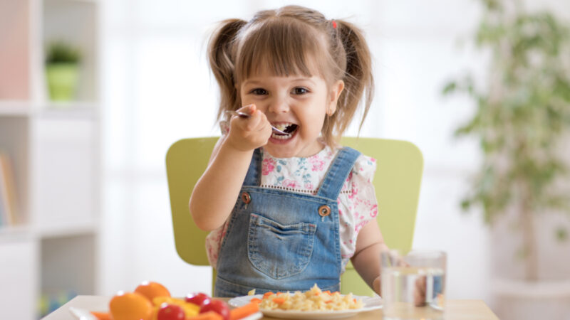 Saiba como lidar com crianças que têm dificuldade para comer
