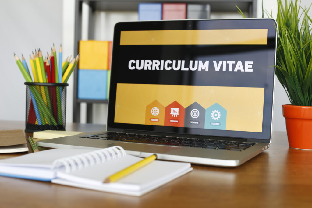 Tela de computador com apresentação sobre "Curriculum Vitae"