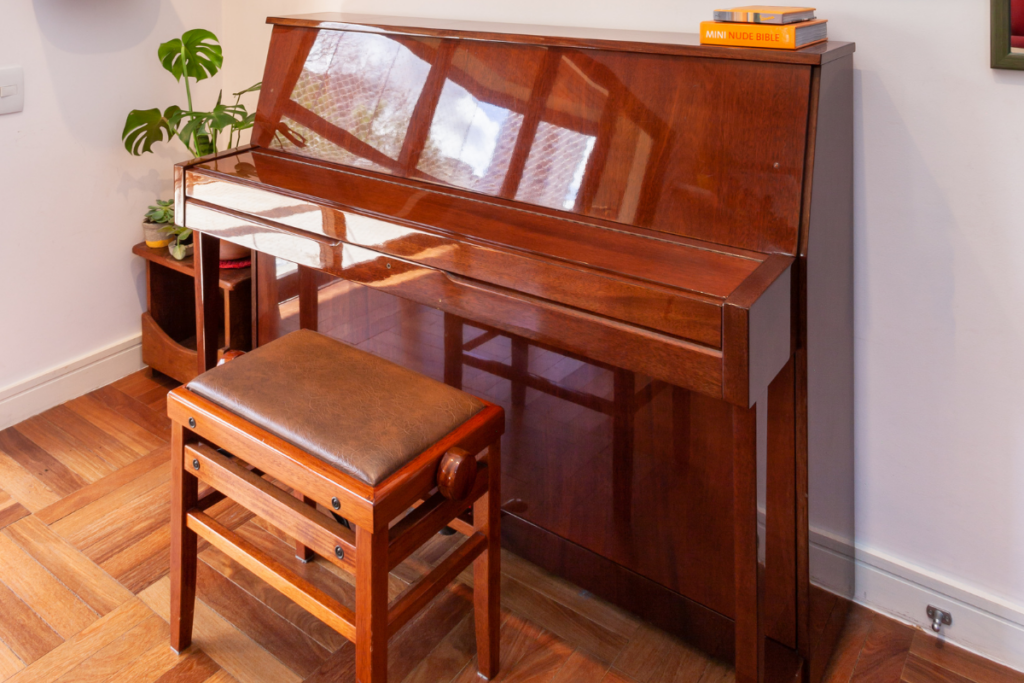 Piano de madeira antigo em sala de estar
