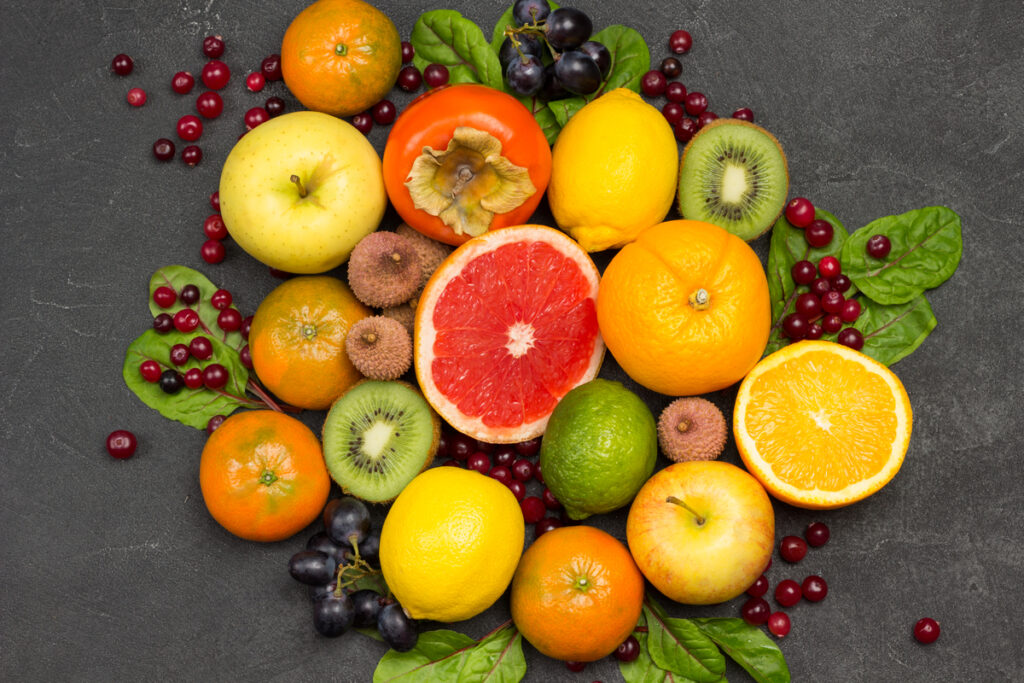 Conjunto de frutas variadas e multicoloridas. Tangerina, laranja, uva, cereja, kiwi, pêra, caqui e lichia