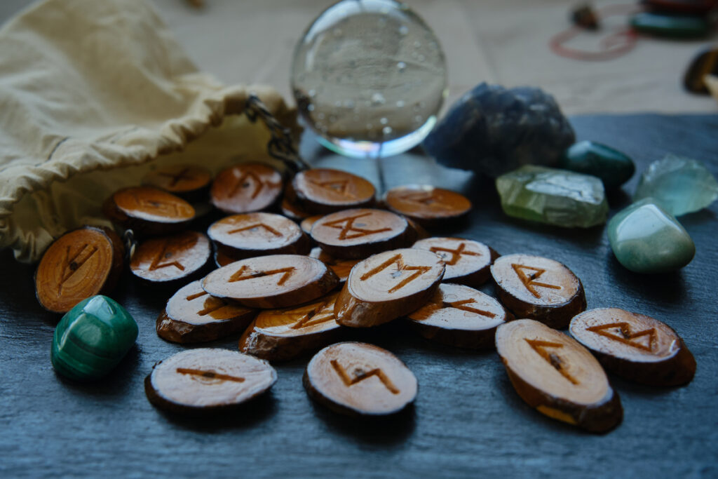 Pedras de runas em madeira espalhadas em uma mesa