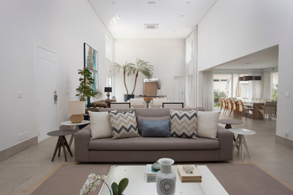 Sofá marrom com almofadas espalhadas em uma sala de estar