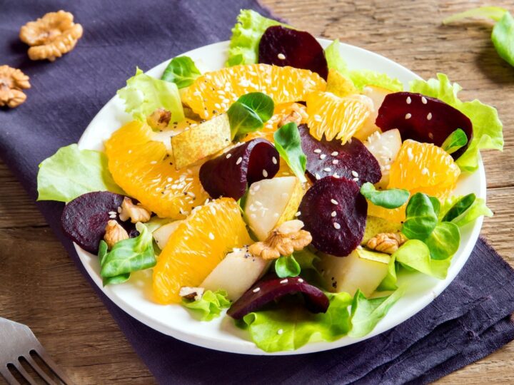 5 saladas leves e práticas para detoxificar o organismo