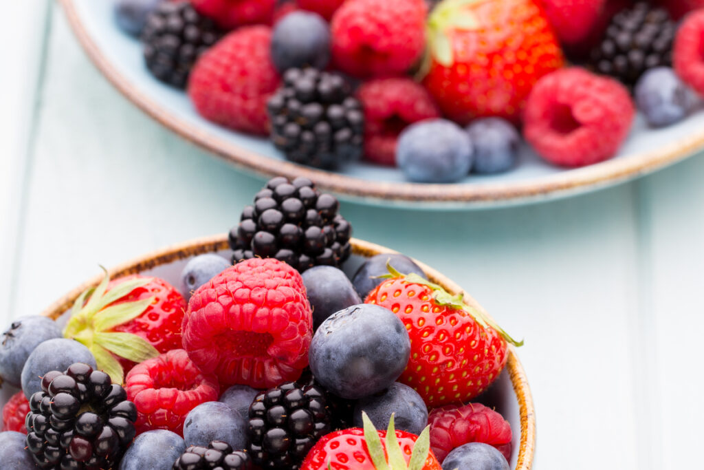 Recipiente com frutas vermelhas (morango, amora, framboesa e blueberry)