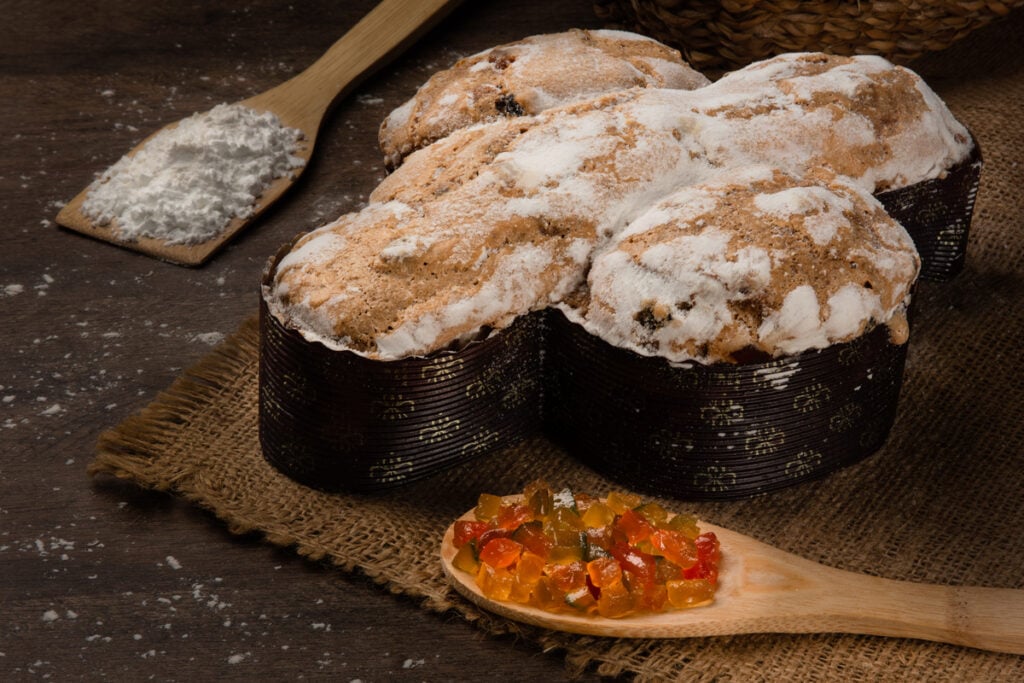 Prato Colomba Pascal em cima de mesa com colheres de madeira.