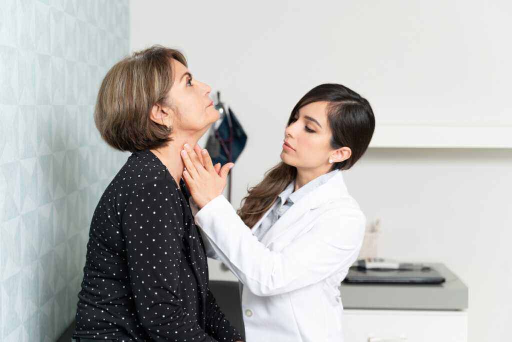 Médica examinando a garganta de uma paciente