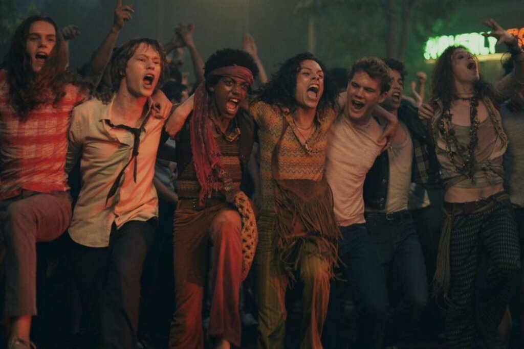 Cena do filme "Stonewall – Onde O Orgulho Começou"; indivíduos juntos e gritando