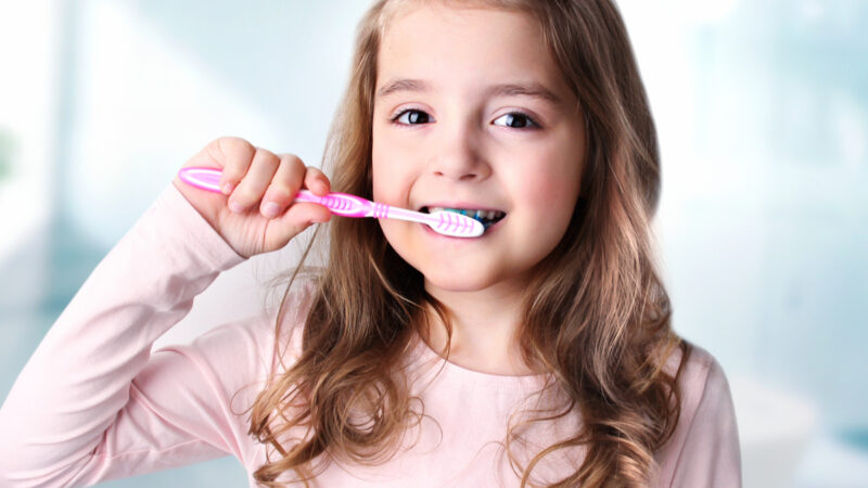 Entenda a importância de incentivar as crianças a escovar os dentes