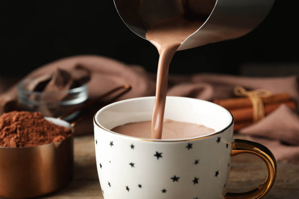 Faça o chocolate quente com leite desnatado e achocolatado light
