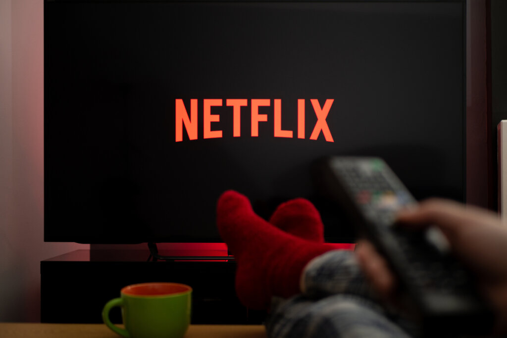 Tela da televisão com logo da Netflix