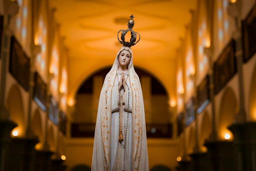 Estátua de Nossa Senhora em uma igreja