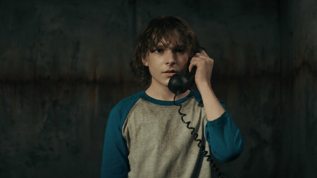 Cena do filme "O telefone preto" com personagem atendendo um telefone