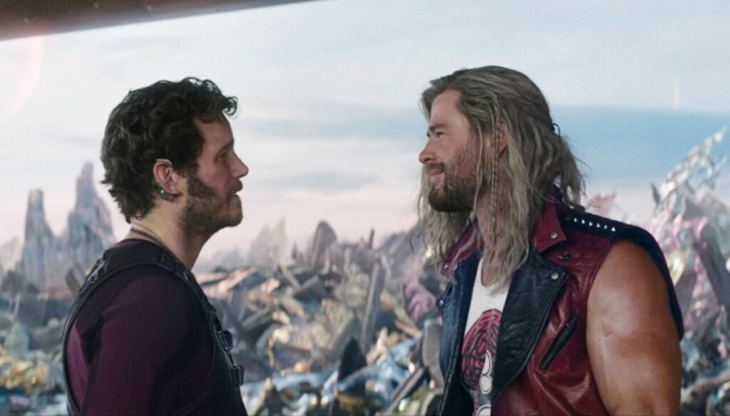 Cena do filme "Thor: Amor e Trovão" com os personagens Thor e Peter Quill