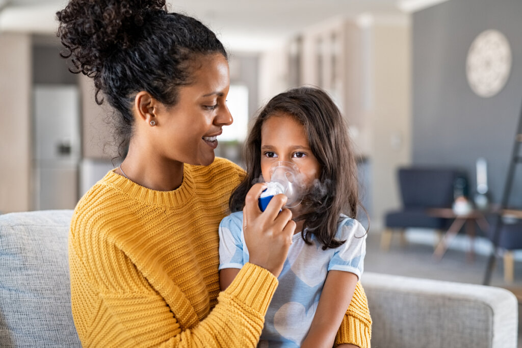 Mulher cuidando de criança com asma