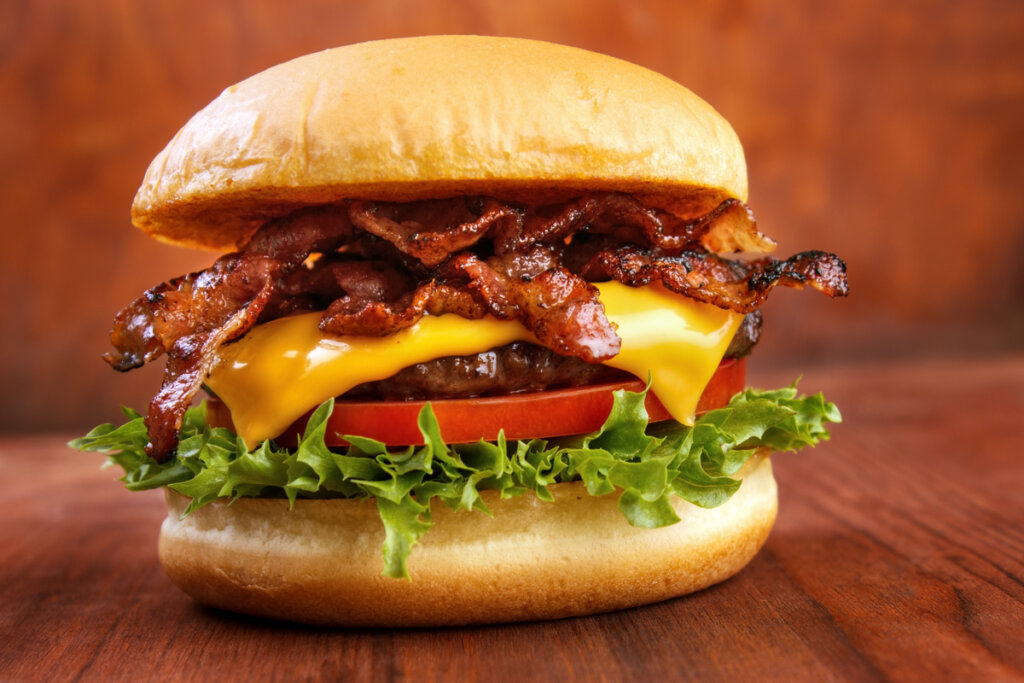 Hambúrguer de picanha com bacon, queijo e salada