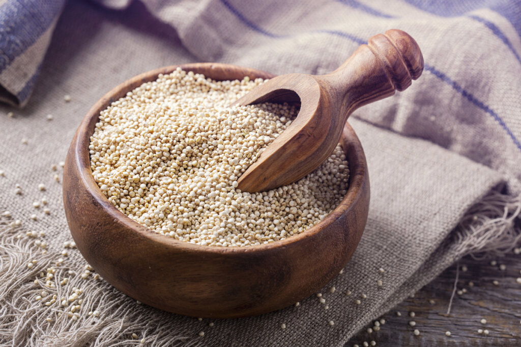 sementes de quinoa em bowl de madeira