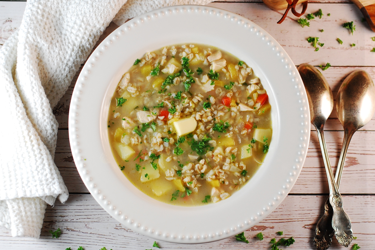 3 receitas de sopas leves para manter a dieta nos dias frios