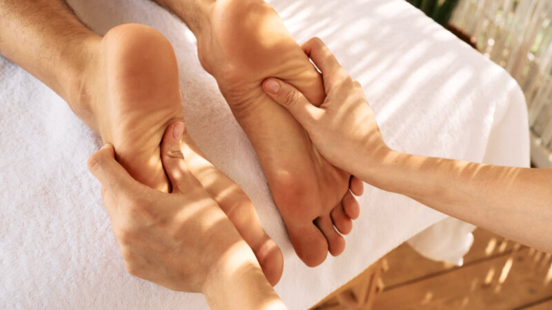 8 dúvidas sobre cuidados com os pés masculinos
