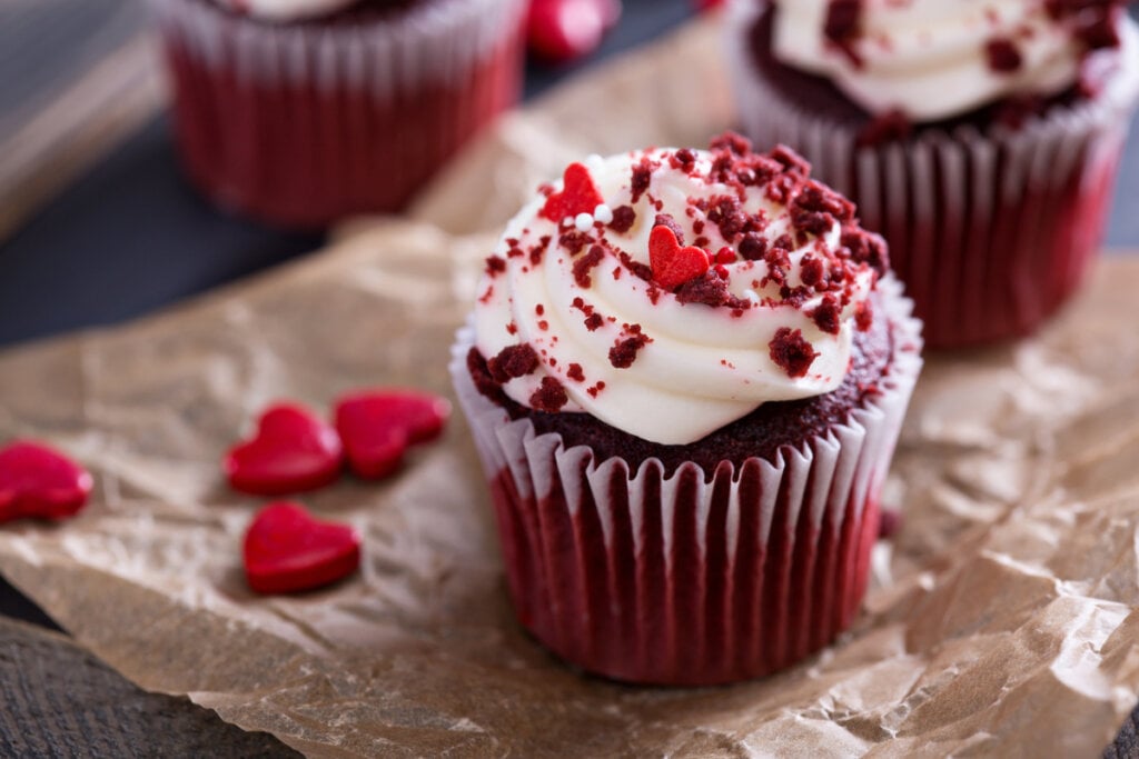 Cupcake de vermelho decorado com corações