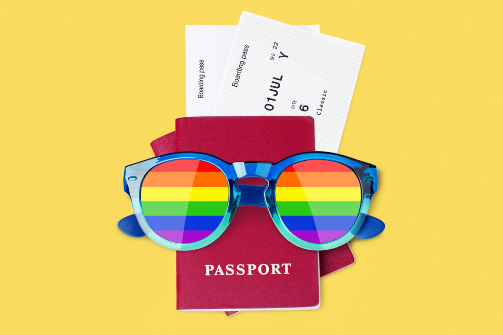 óculos com as cores do arco-íris, passaporte e passagens aéreas