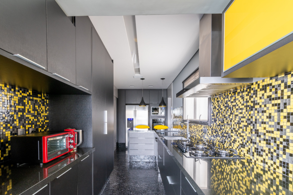 Cozinha com móveis pretos e amarelos