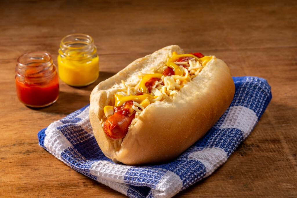 Cachorro-quente com mostarda e ketchup