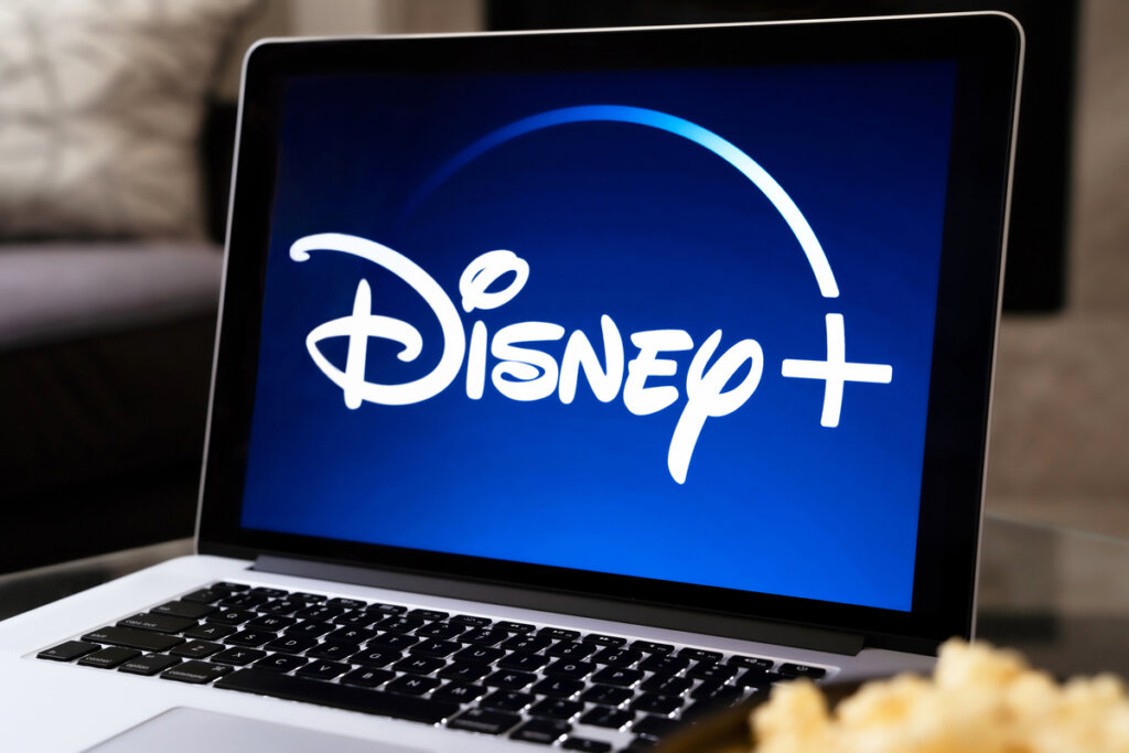 Notebook aberto com logo do Disney+