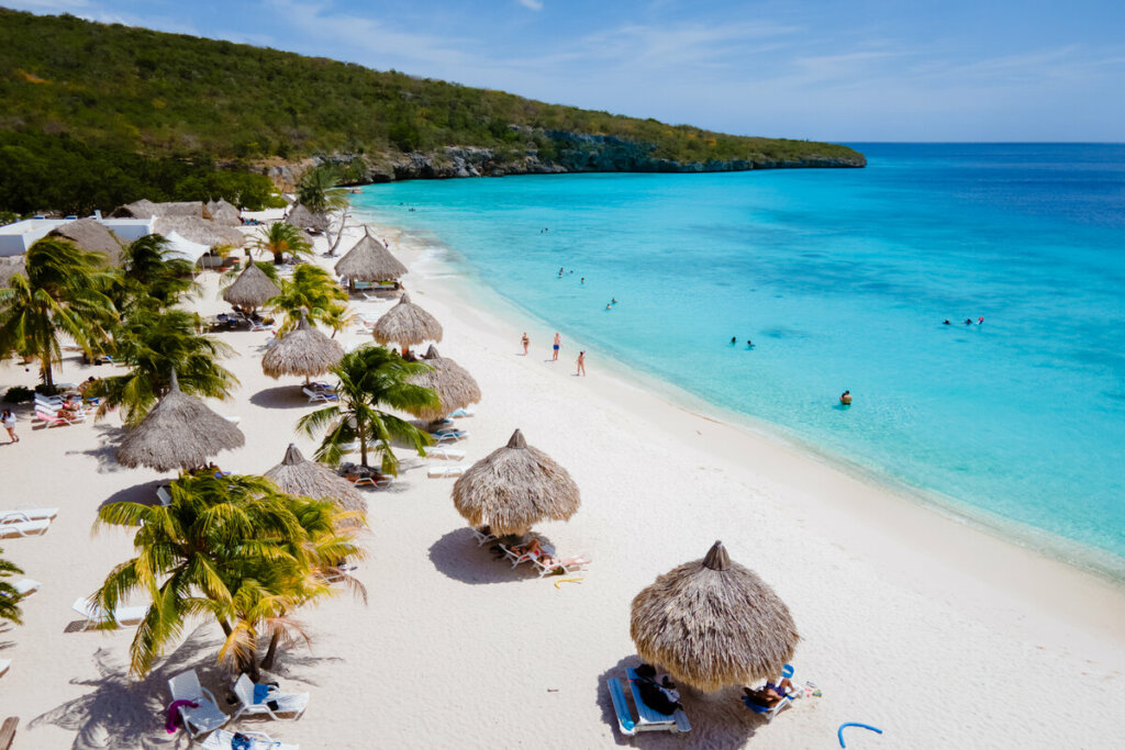 Imagem da área de uma praia na ilha de Curaçao
