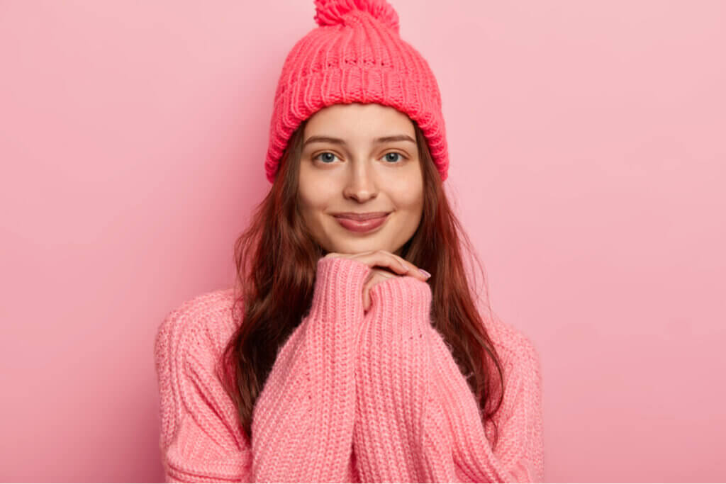 Mulher vestindo roupas de inverno rosas
