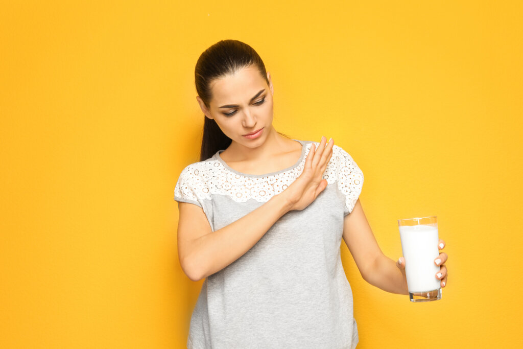 Mulher segurando um copo de leite