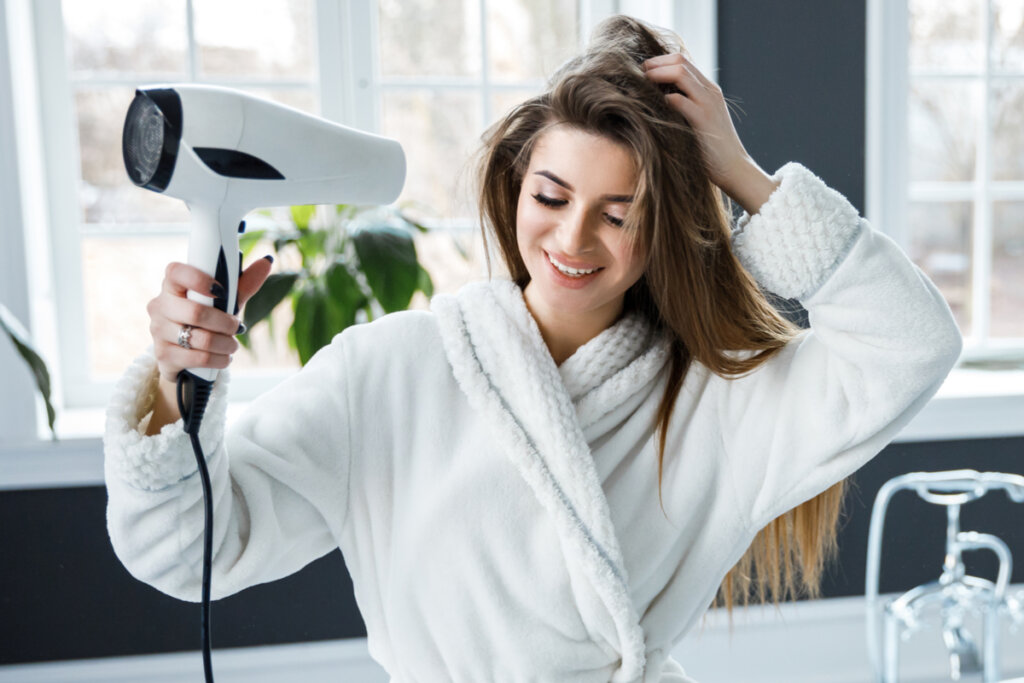 Mulher secando os cabelos