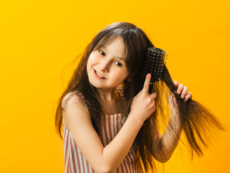 Conheça as causas da queda de cabelos em crianças