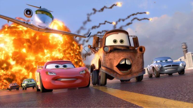 Imagem de 'Carros na Estrada' com Relâmpago McQueen e amigo Mate fugindo do fogo que está atrás deles 