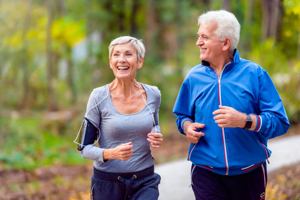 Homem e mulher idosos correndo ao ar livre