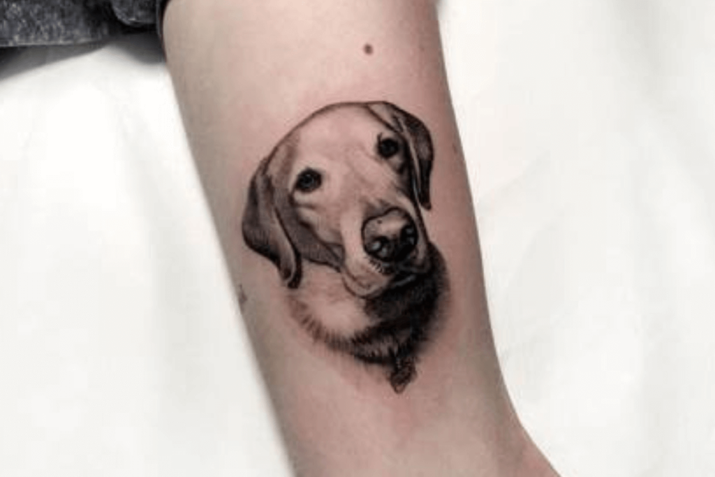Tatuagem realista de um cachorro 