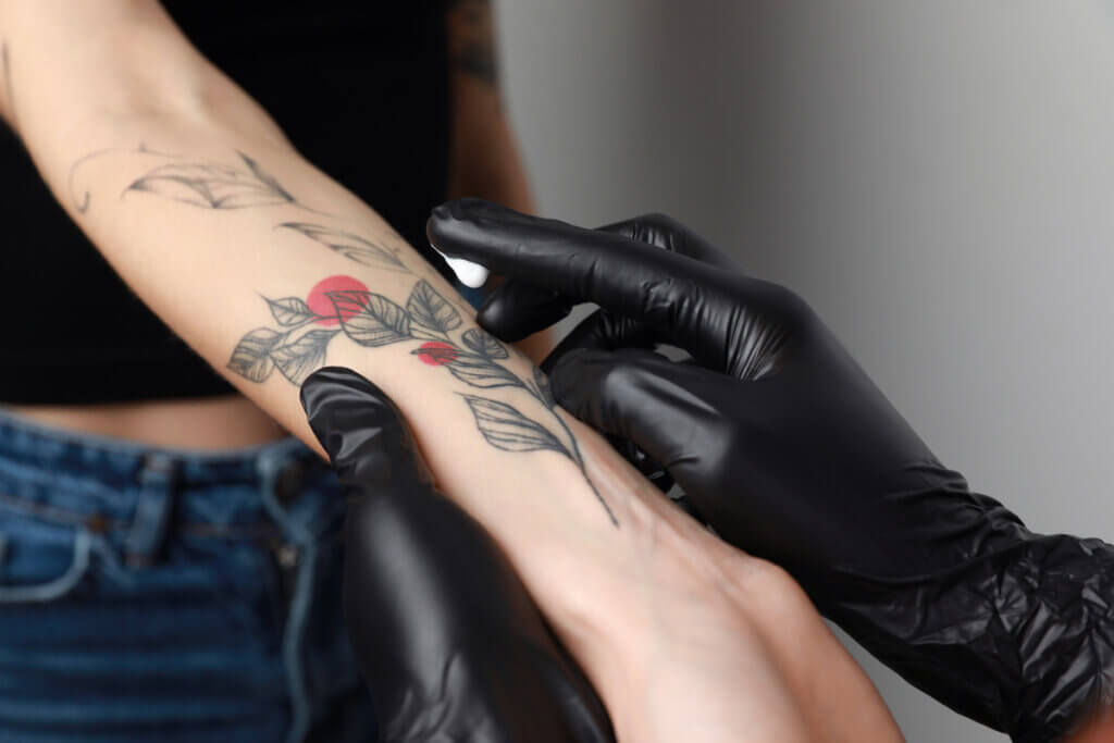 As tatuagens nas mãos desbotam mais rápido? Uma tatuadora explica