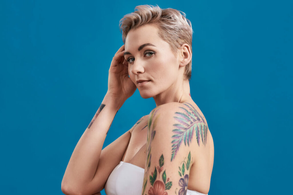 Mulher tatuada posando para foto