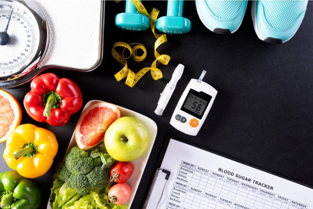 Conjunto de objetos relacionados ao tratamento da diabetes. Frutas e verduras, equipamentos de controle da glicemia, tênis e pesos de exercícios