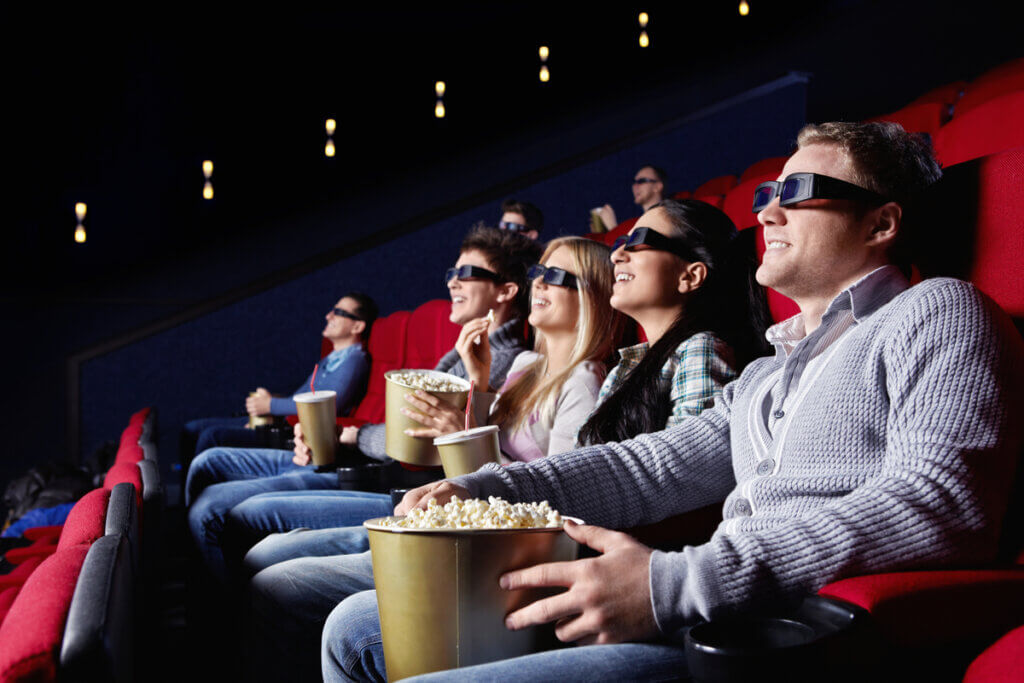 Pessoas assistindo filme no cinema
