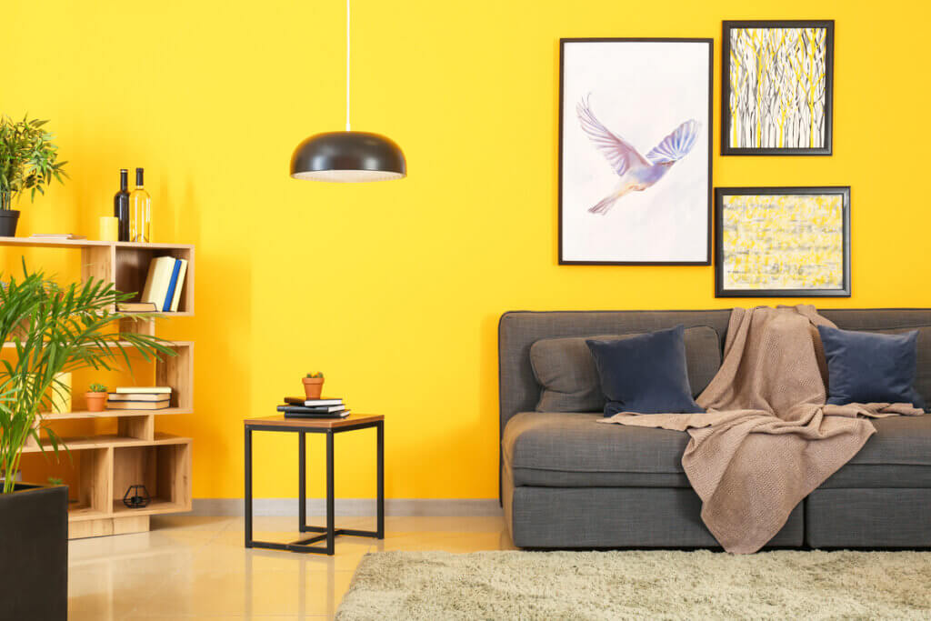 Sala de estar com parede em amarelo