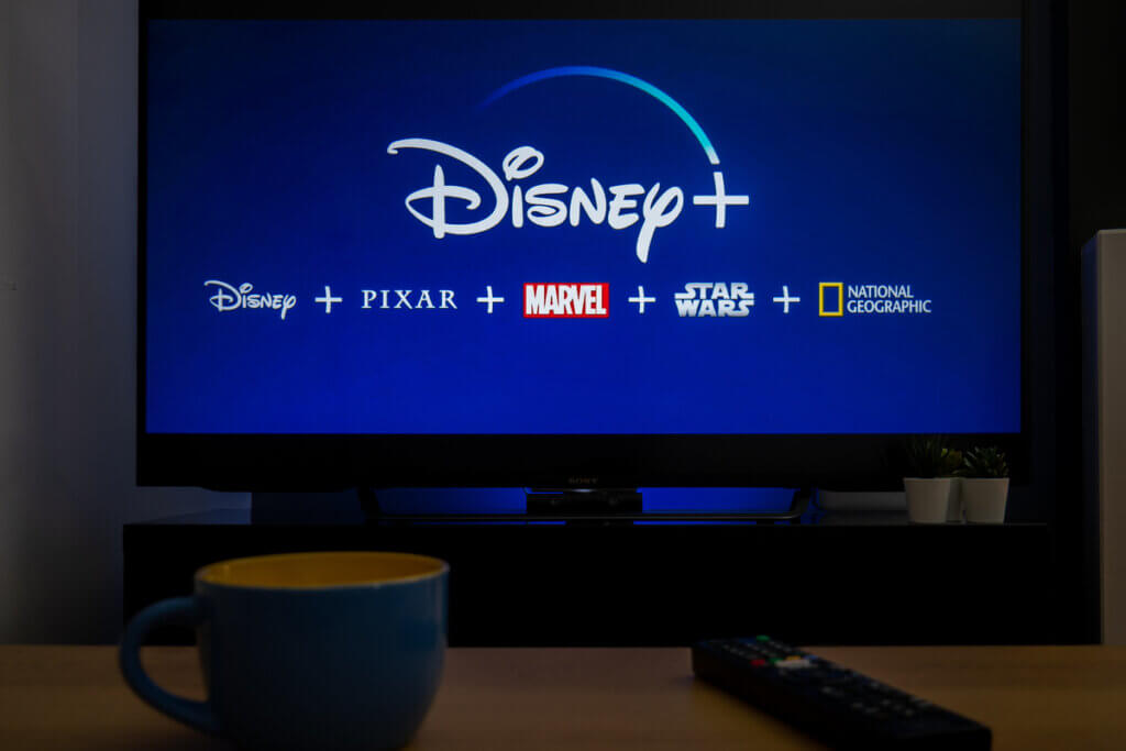 Televisão com logo do Disney+
