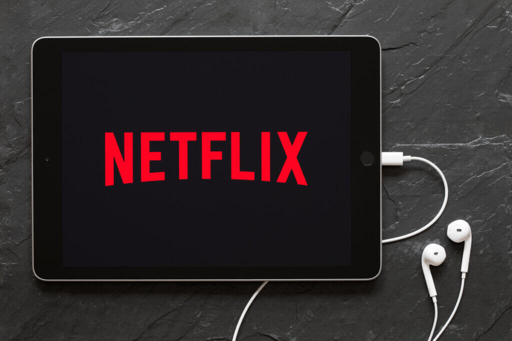 Tablet com logo da Netflix