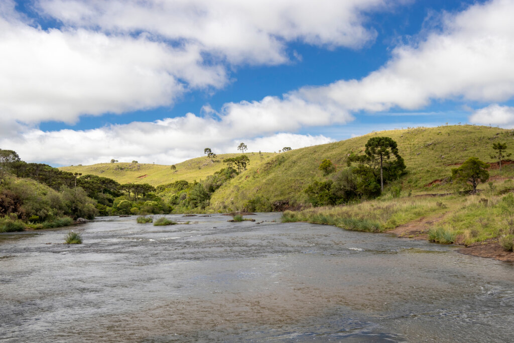 Imagem de um campo com rio em Coxilha Rica